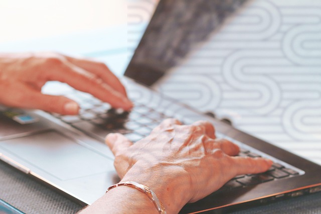hands-typing-6744833_640